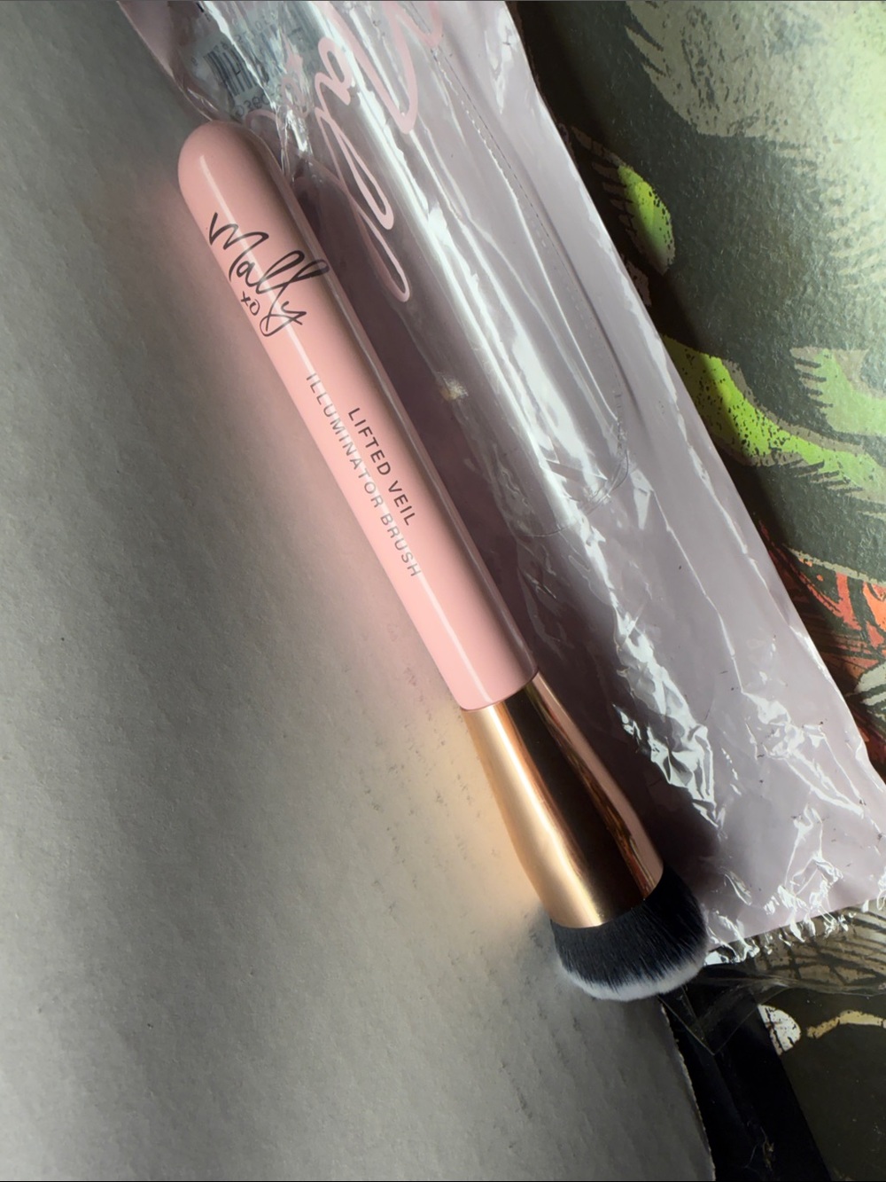 Mally Lifted Veil Illuminating Buffer Brush - Pink